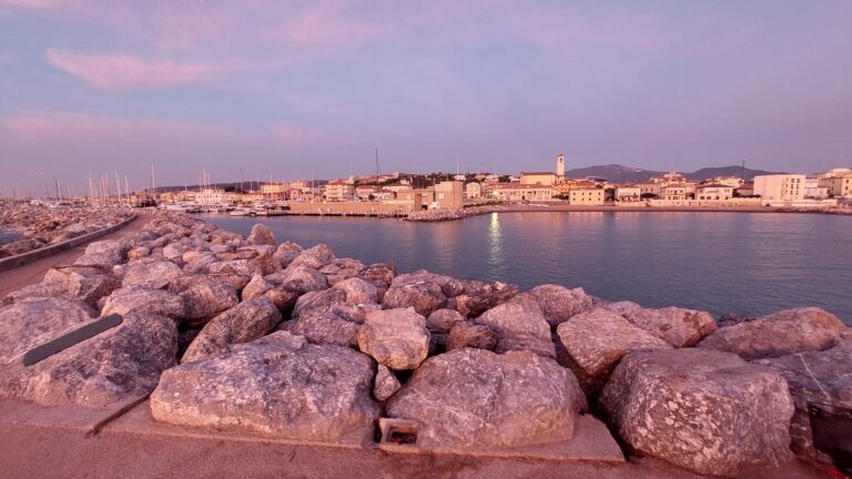 Golden hour nel porto di San Vincenzo