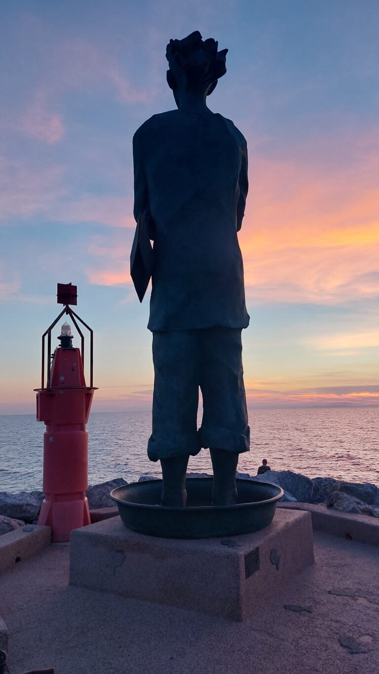Il marinaio sul molo di San Vincenzo